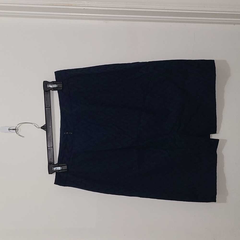 Banana Republic size 4, navy, 100% Cotton seersucker pencil skirt.